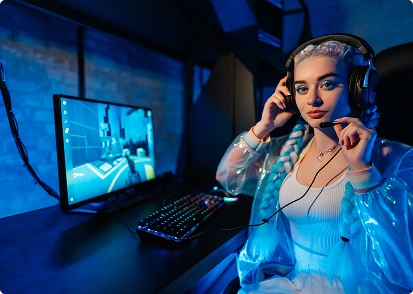 Een vrouwelijke gamer met een koptelefoon speelt op een verlichte computer in een gameroom.