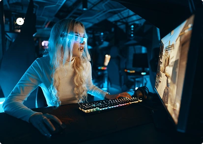 Een vrouwelijke gamer speelt een dynamisch computerspel op een krachtige gaming-pc in een ruimte met neonverlichting.