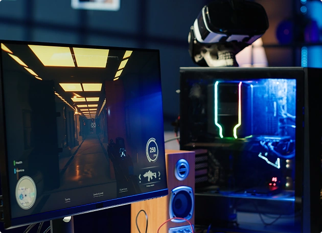 Een gamingcomputer met een doorzichtige behuizing en RGB-verlichting, naast een monitor waarop een videogame draait.