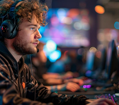 Een jonge gamer met een koptelefoon op speelt geconcentreerd een videogame op de computer in het neonlicht.