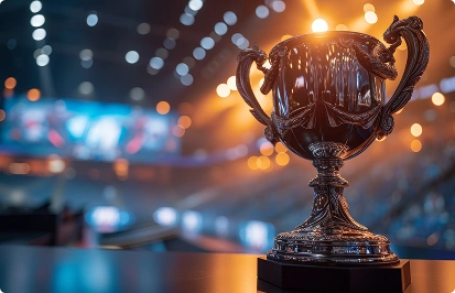 De metalen trofee staat op een tafel tegen de achtergrond van een esports-toernooi met felle lichten.